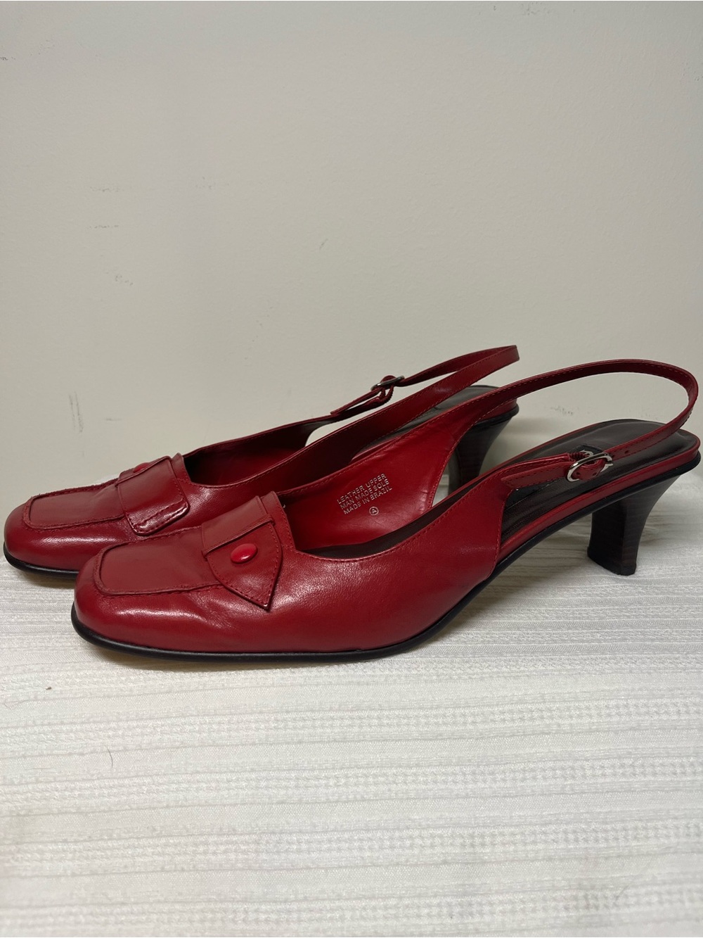 Vintage Etienne Aigner Ahoy Red Leather Slingback with Button Detail - 9.5M - Picture 2 of 4